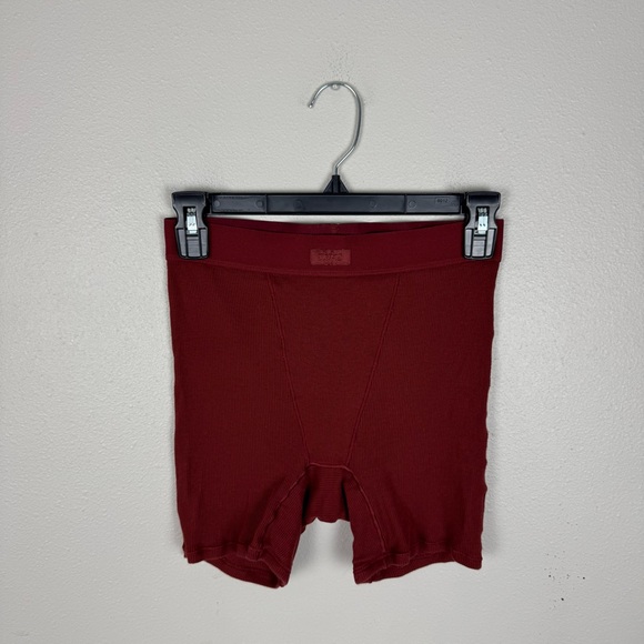 SKIMS Cotton Rib Boxer Short Sangria Size Small Ribbed Burgundy Red Logo Lounge - Picture 1 of 6